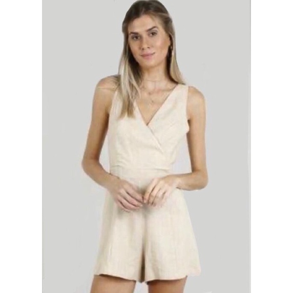 Macaquinho Feminino curto Off White modelo Alfaiataria