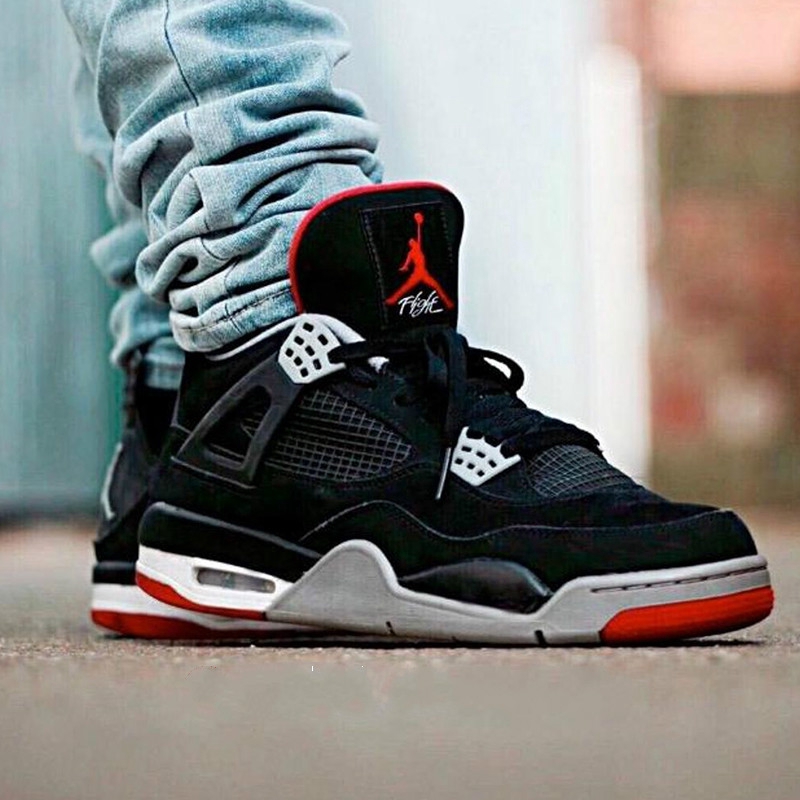 tenis jordan preto e dourado