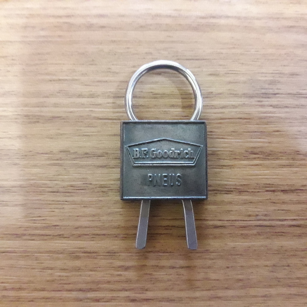 Chaveiro Antigo  Usado B.F Goodrich Pneus Em forma De Cadeado original Da Época