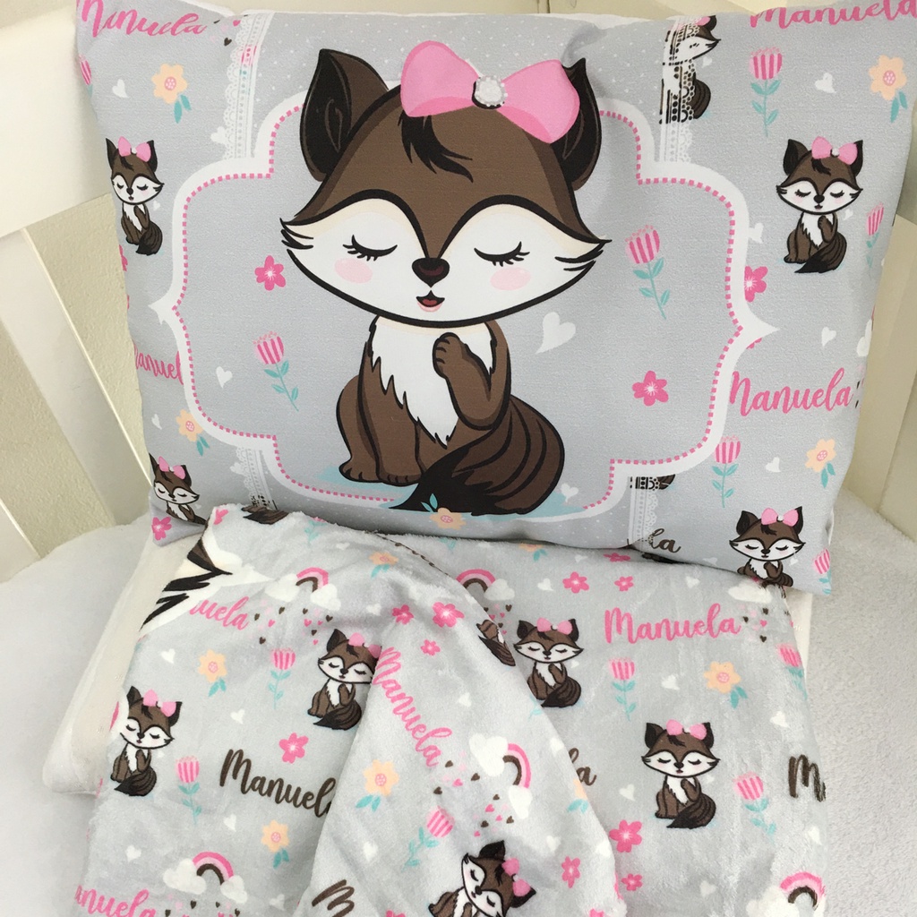 Kit Manta Peluciado Bebê Raposinha Cinza + Travesseiro Personalizado 100x75 cm