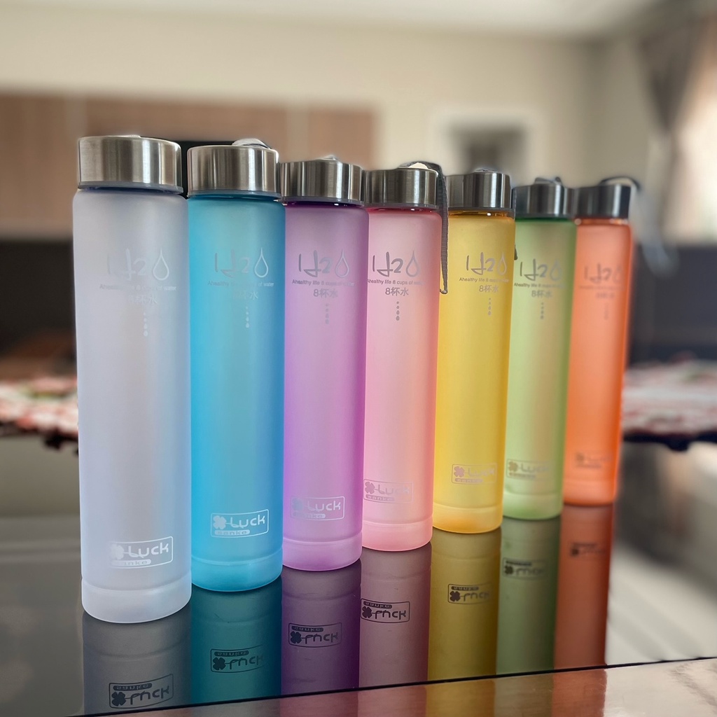 Garrafa De Água Squeeze Fosca Plástico Com alça 300ml - Escorrega o Preço