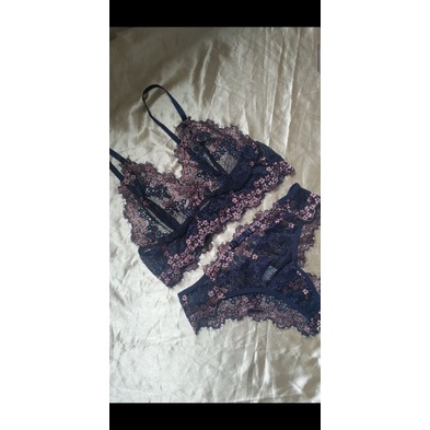 CONJUNTO RENDADO COM SUTIÃ SEM BOJO E SEM FORRO E CALCINHA TIPO FIO DUPLO