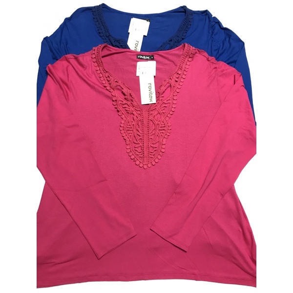 Blusa adulto feminino Modelo fechado, reto com manga longa Detalhe em renda e corte em "V" no decote Parte das costas lisa Tecido leve e confortável Cores azul e rosa Tamanho M  (Plus size ) Marca Rovitex Composição: 96% Viscose e 4% Elastano