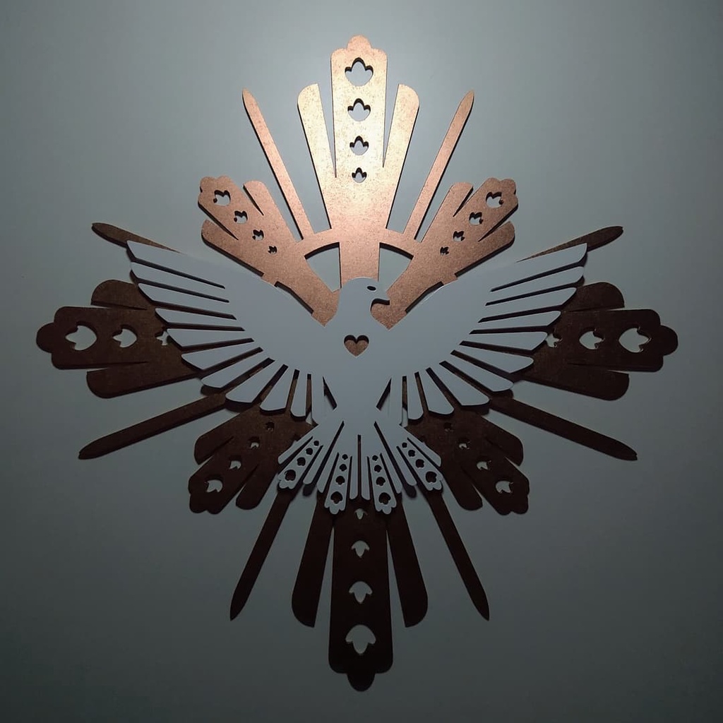 Placa Quadro Decorativo Divino Espirito Santo Fé e Religião Alto Relevo 3D Madeira MDF Com Fita Dupla Face Adesiva Colorido Rosé Gold e Branco