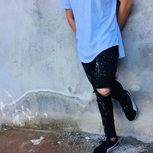 CALÇA PRETA RASGADA MASCULINA SKINNY ESTILIZADA COM TINTA