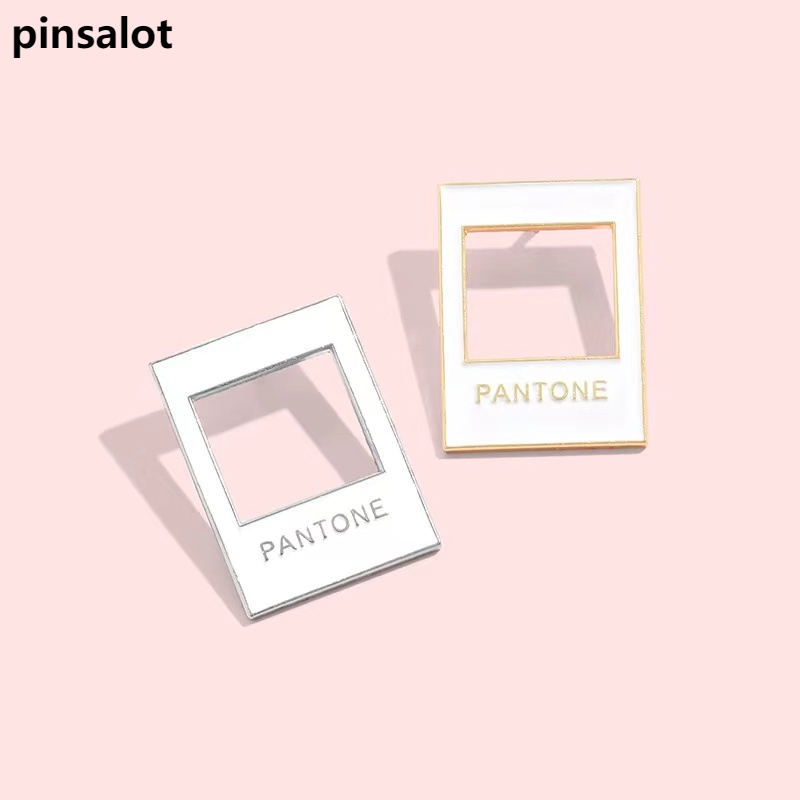 Alfinetes De Cartão De Cor Esmalte Personalizado Simples Branco Broches Designer Emblema Para O Saco De Lapela Pin Fivela De Presente Da Jóia Miúdo Amigo Atacado Transporte Gota