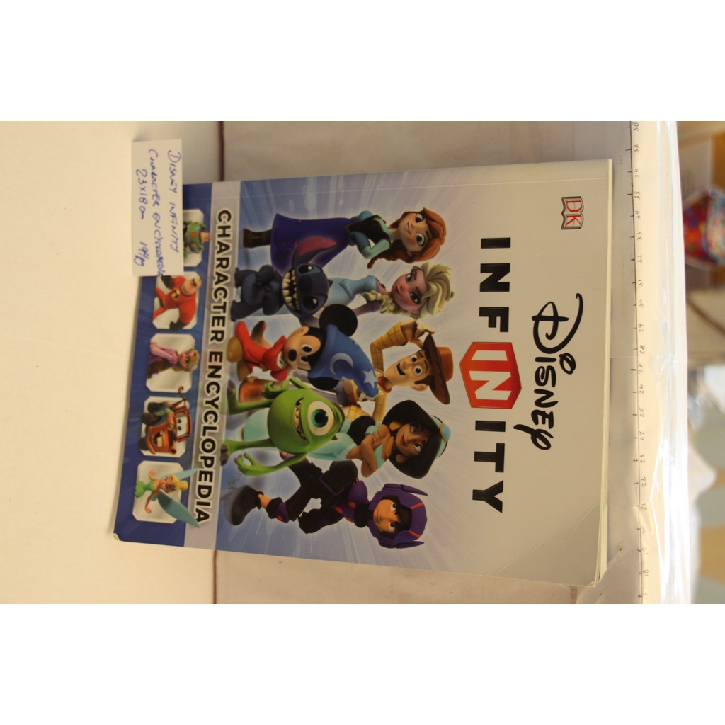 DISNEY INFINITY 7 - LIVRO CHARACTER ENCYCLOPEDIA 194PG pirates of caribbean incriveis monsters carros zorro toy store disney friends