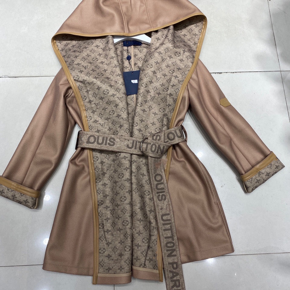 Preços baixos em Tamanho Regular Louis Vuitton Casacos, jaquetas e Coletes  Escudo exterior de Poliéster para mulheres