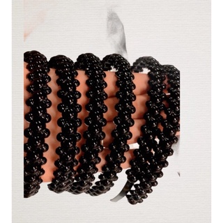Tiara preta de cabelo Arco ou diadema usado pelas mulheres como enfeite ou para prender os cabelos Mitra do Papa, chapéu alto e oval, usado em cerimônias importantes.