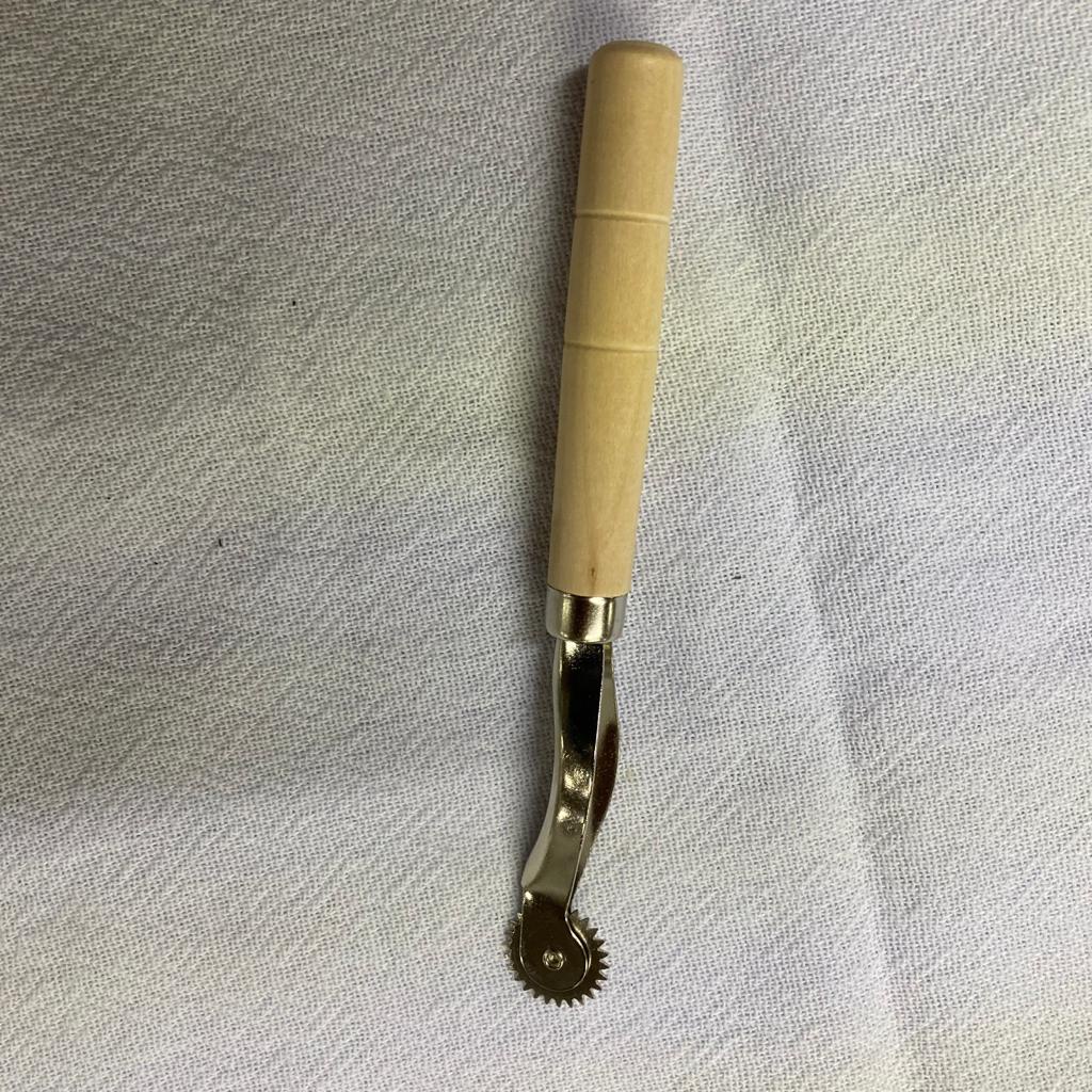 Carretilha de Costura, Riscador de Tecidos, Modelagem, cabo de madeira em Oferta na Shopee