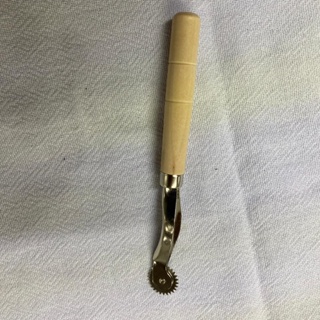 Carretilha de Costura, Riscador de Tecidos, Modelagem, cabo de madeira em Oferta na Shopee