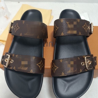 (Acompanha Caixa) Sandália Elegante com Estampa Vintage e Fivelas Metálicas - Conforto e Durabilidade para o Dia a Dia