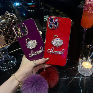 Para O iPhone 15 Caixa Cisne Diamante Com Pingente De Bola De Cabelo iP 14 13 12 11 Pro Max 14 Plus X XS XR 7 8 SE Mini Capa De Proteção Da Câmera Luxo Eletroplatada Artesanal Rhinest