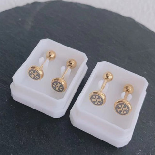 Um Par Brincos de Aço Titânio Brincos Femininos Pequenos Brincos TB Simples Brincos Diários de Comutação