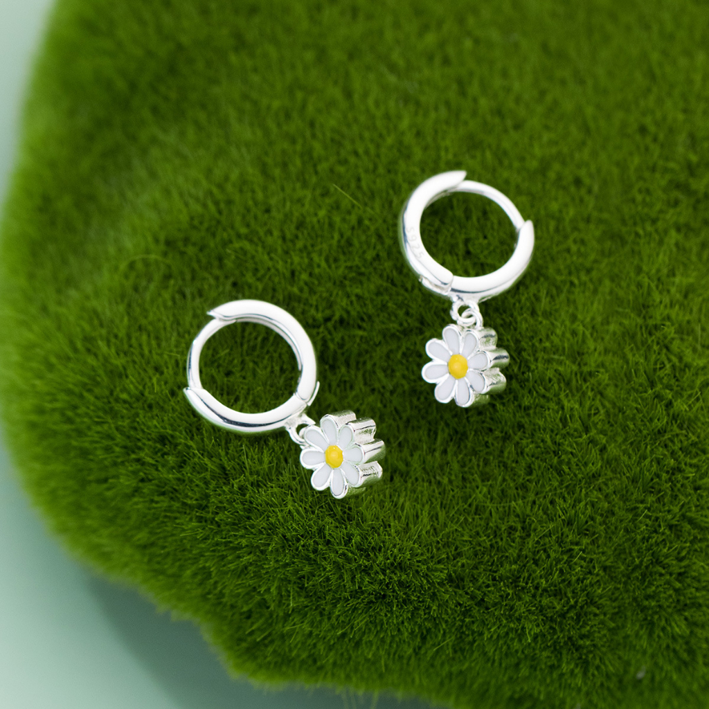 Doce 925 Sterling Silver Daisy Daisy Flower Ear Buckle Student Girl Heart Brincos requintados GMN112 em Oferta na Shopee