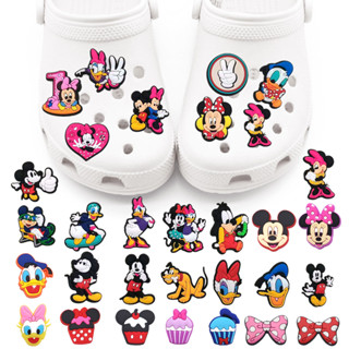 croc Hot 1pcs Jibz Disney cute cartoon Decoração Crocodilos Sapatos De Charme Acessórios De Bricolage Tamancos Sandálias Jardim Presente Para Crianças