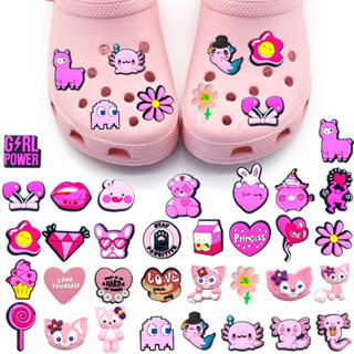 Sapatos De Jardim 1pcs Croc Quentes Encantados Série Pink Cartoon DIY Acessórios Decorativos Tamancos Sandálias Jibz Presente Para Crianças