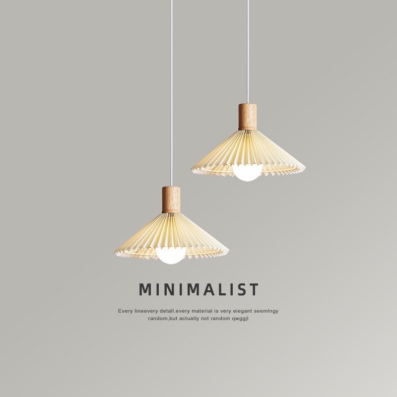 Lustre pendente com abajur plissado em formato de guarda-chuva e base de madeira, estilo japonês minimalista