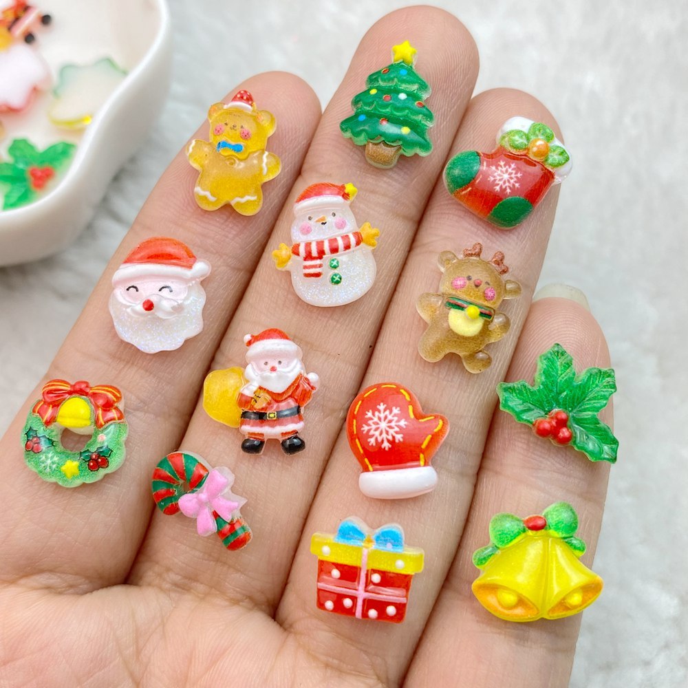 50 pçs bonito Mini conjunto de ornamento de natal dos desenhos animados, papai noel, boneco de neve, ursinho, cabeça de