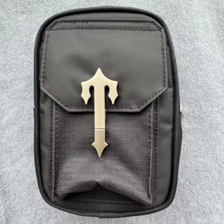 2024SS Trapstar Metal Crossbody Bag Vintage Black Postman Chest New Street Trend Moda Britânica Rede Versátil Broca Vermelha