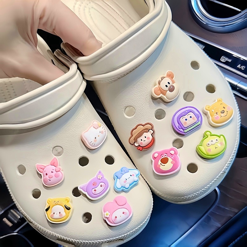 12 Pçs/set Botão Dos Desenhos Animados Sapatos Charme Winnie the Pooh/Gato/Monster/Buzz Lightyear/Morango Urso Animal Ac