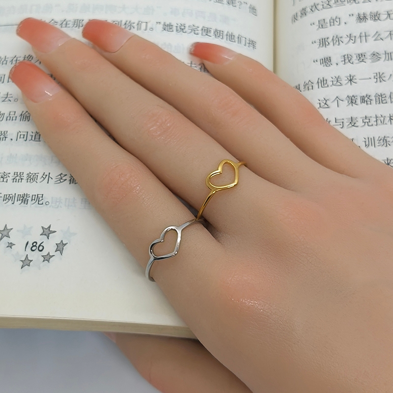 Anel de aço inoxidável brilhante amor, à prova d'água à prova de suor, não desbota, combinação aleatória simples e requi em Oferta na Shopee