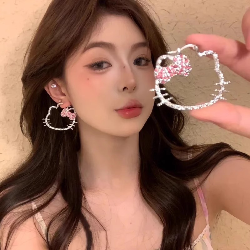 Cheio de diamante KT gato oco brincos feminino 2025 novo estilo requintado brincos de alta qualidade em Oferta na Shopee