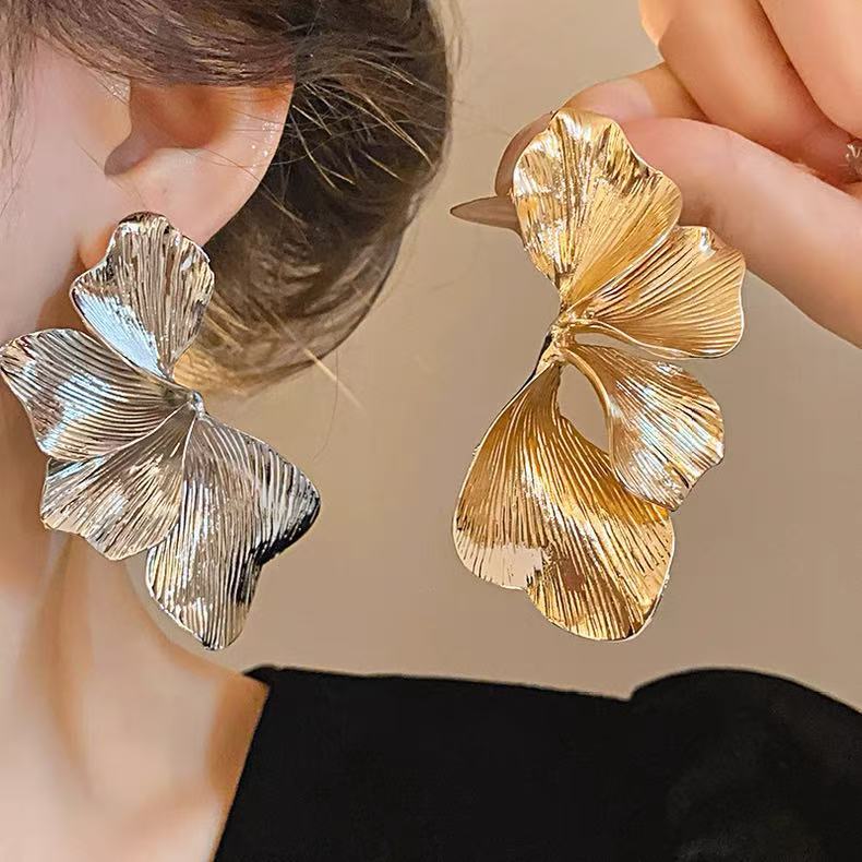 Brincos de Metal com flor plissada francesa exagerada luz luxo High-End estilo legal em Oferta na Shopee
