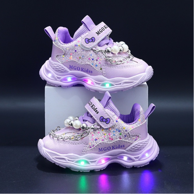 Tênis infantil  Meninas Sapatos de luz LED novos e elegantes Fundo leve e macio Tênis de corrida