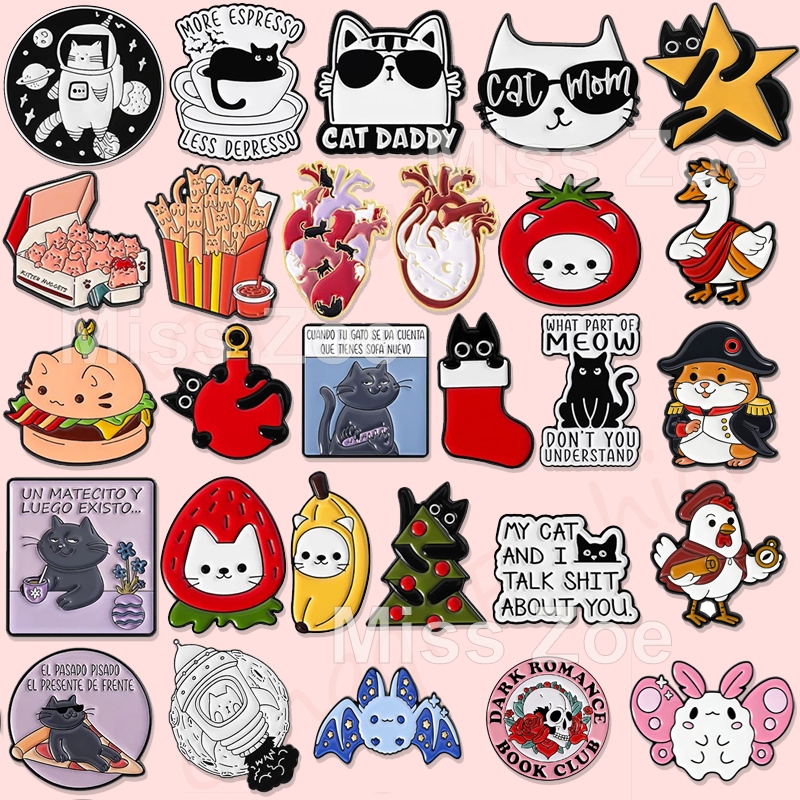 Engraçado Gato Animal Broche Pino Astronauta Coração Fruta Natal Emblemas De Metal Bonito Crachá Jóias Presente