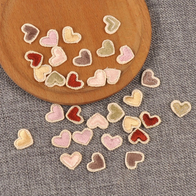20 Pçs 2x1.5cm 6 Cores Coração Bordado Remendos Acessórios De Costura Apliques DIY Saco De Roupas Headwear Decoração Art