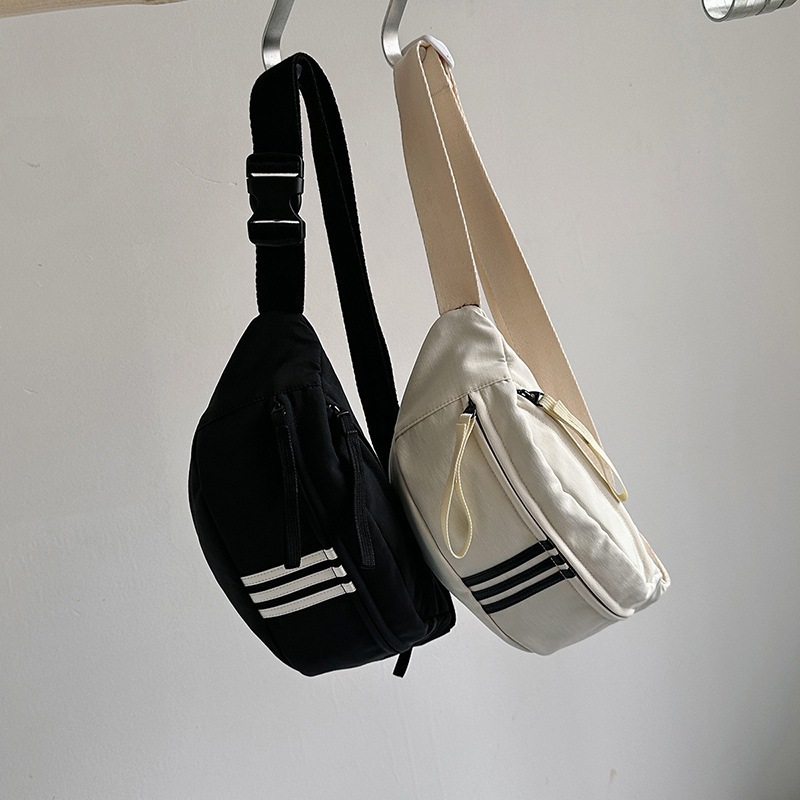 Alça ajustável que se adapta ao corpo, podendo usar como pochete, crossbody ou bolsa de ombro