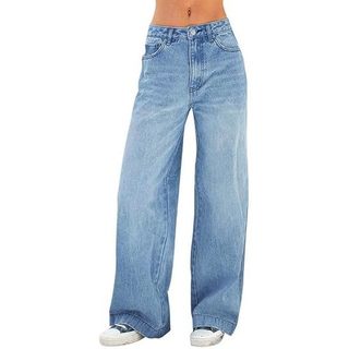 Calça jeans feminina de perna larga, modelagem reta e folgada com barra desfiada, confortável.