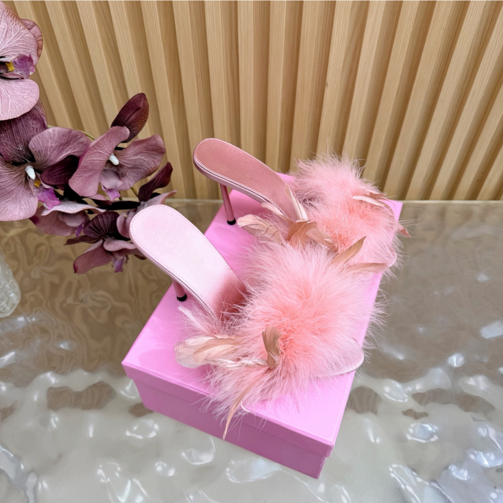 Chinelo Feminino com Plumas Decorativas e Salto Fino – Sandália Fashion Feminina