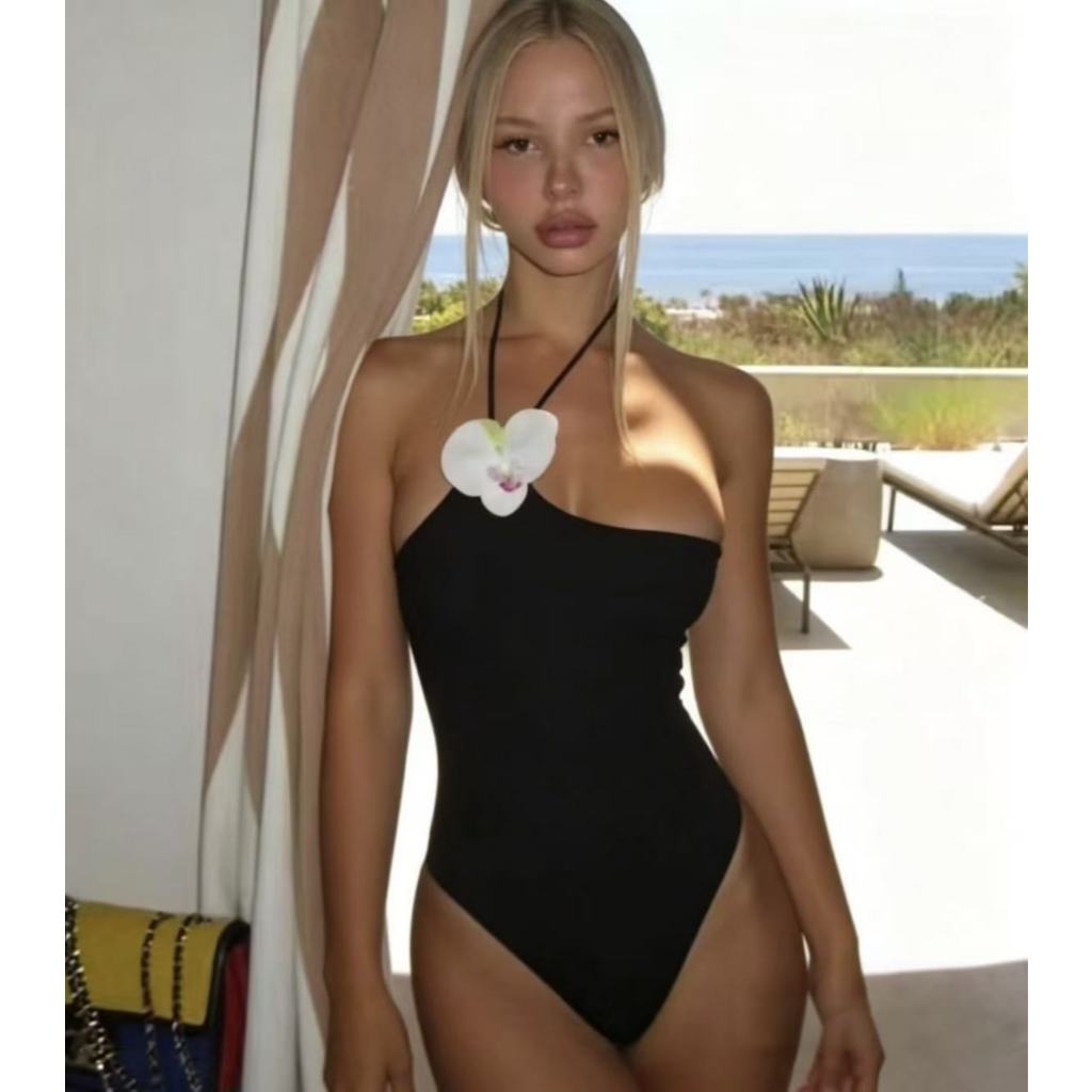 Maiô Sensual com Flor 3D, Modelo Tomara que Caia Amarração, Cor Sólida, Luxo Premium, Verão 2026