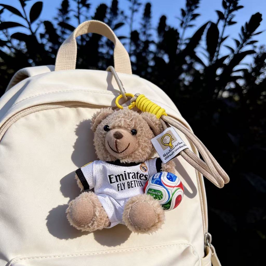 Chaveiro De Urso De Pelúcia Esportivo Na Camisa Da Equipe Com Mini Bola De Futebol , Pingente Macio Para Chave De Carro