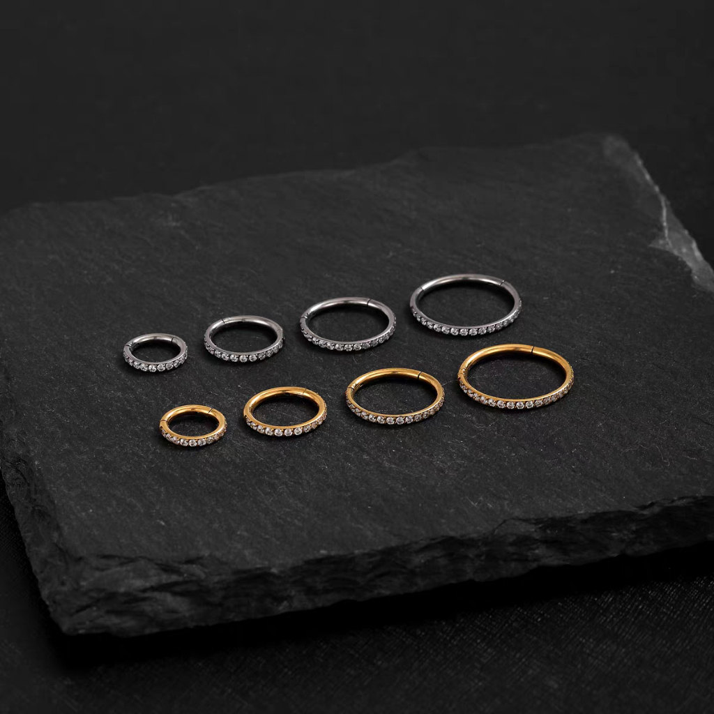 Brincos F136 em titânio com zircônia colorida, tamanhos de 6 a 12 mm | Adequados para septo nasal, aurícula, cóclea e do