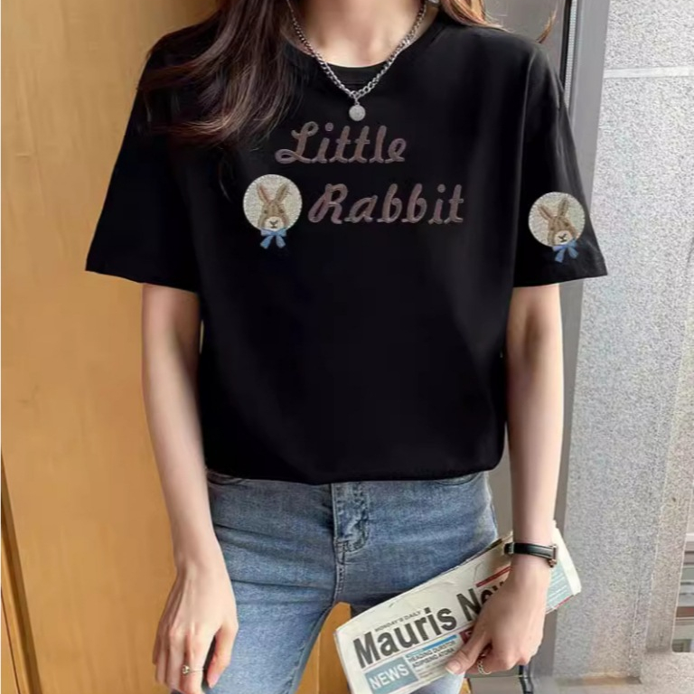 Camiseta feminina preta de algodão puro de manga curta com gola redonda estampada