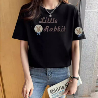 Camiseta feminina preta de algodão puro de manga curta com gola redonda estampada