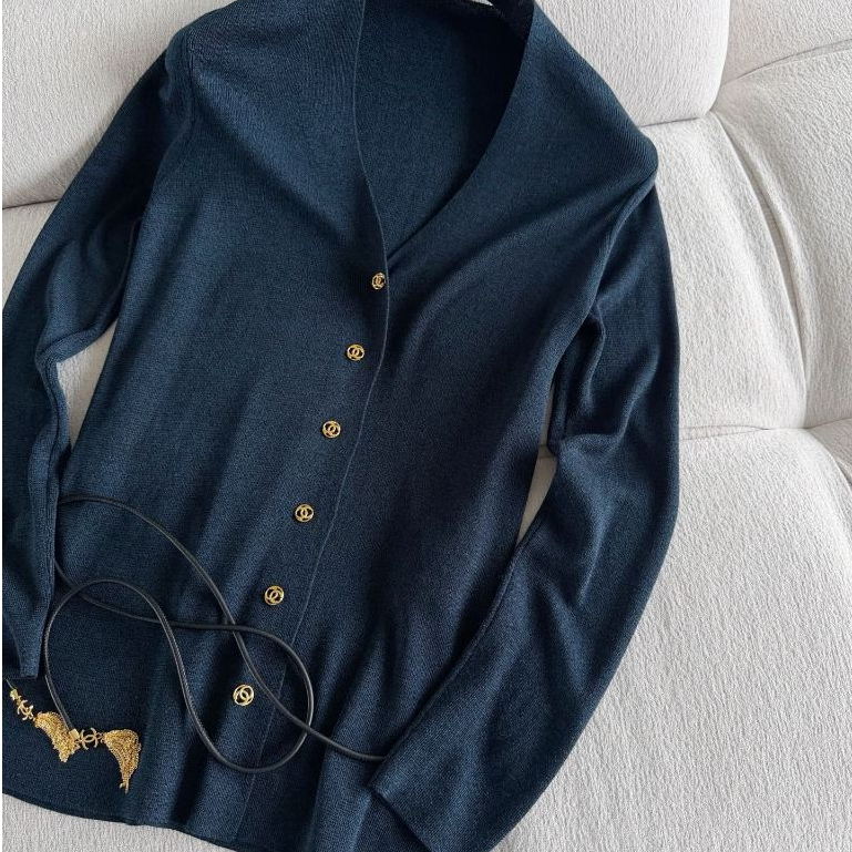 Cardigan de malha com decote em V azul marinho, botão decorativo dourado, ajuste fino, manga comprida, classe simples