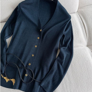 Cardigan de malha com decote em V azul marinho, botão decorativo dourado, ajuste fino, manga comprida, classe simples