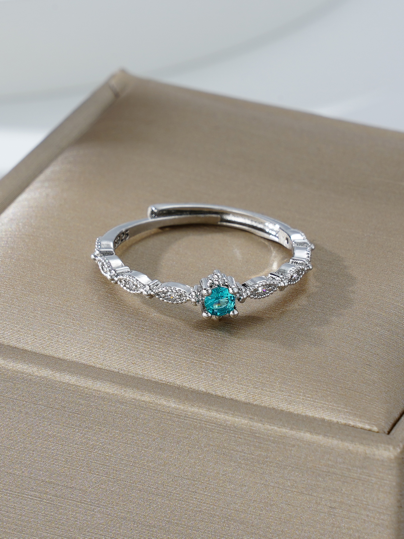 Anel Prata Pedra Verde - Comprar com Melhor Preço em Anéis