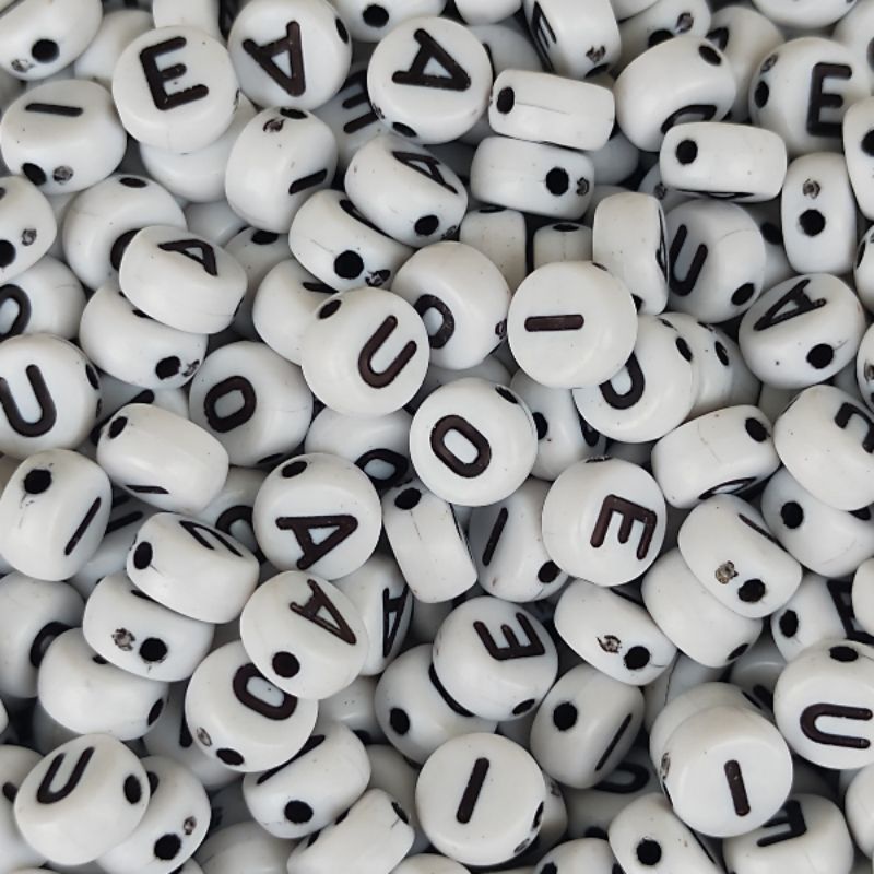 Miçanga Redonda Letras Vogais - 7mm - Aprox... 200 e 500 pçs em Oferta na Shopee