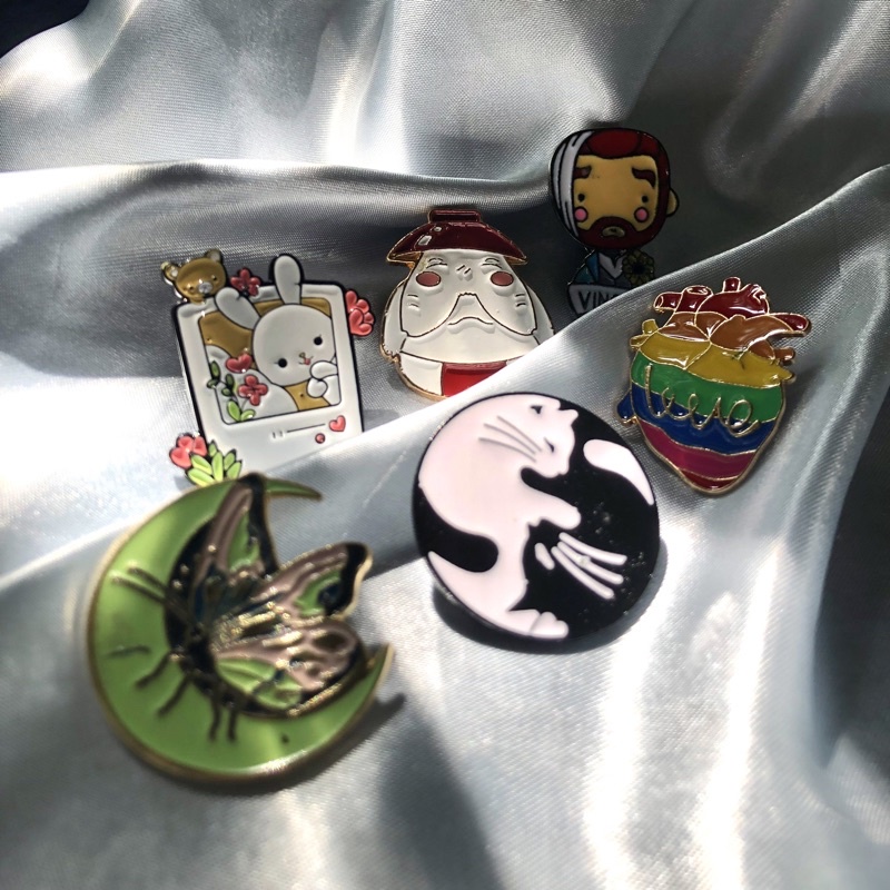 Bazar de pins | Broches com pequenas avarias