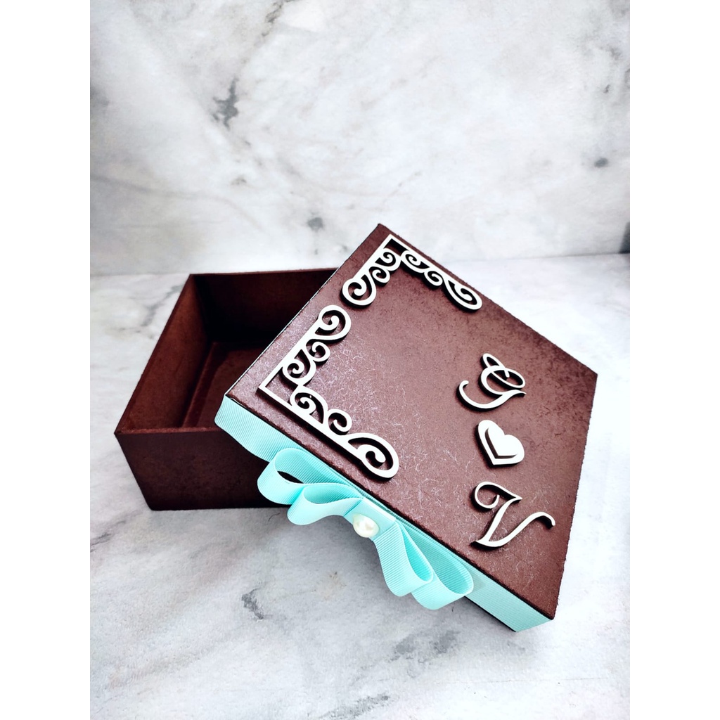 Caixa Personalizada - casamento - padrinhos - pajem - daminha - florista - casal - festas - eventos - cerimônia - cartório - casório - decoração - lembrancinha - presente - mimo -criativo - diferente - artesanato - 15x15x06 cm