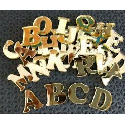 Aplique Letra em acrílico em acrílico espelhado dourado 30 unidades 2 cm de altura.