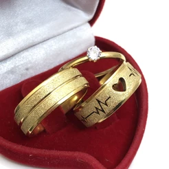 Par Aliança Jateada Anatômica de Casamento Coração Vazado e Frisos + Solitário.
