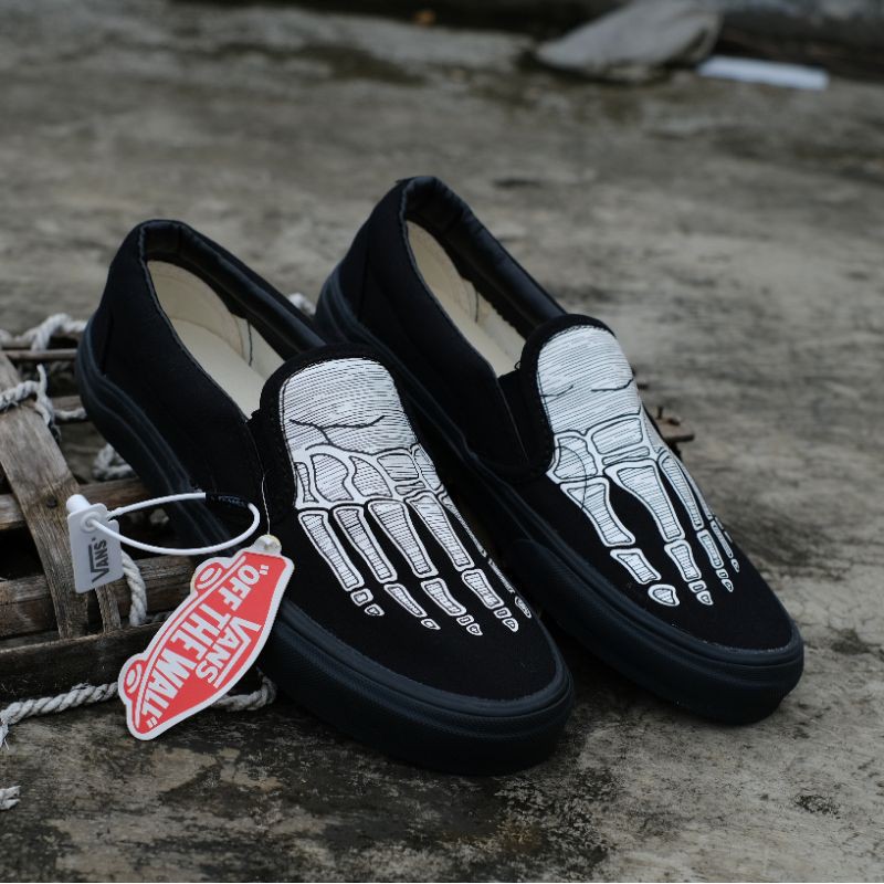 vans slip on skeleton