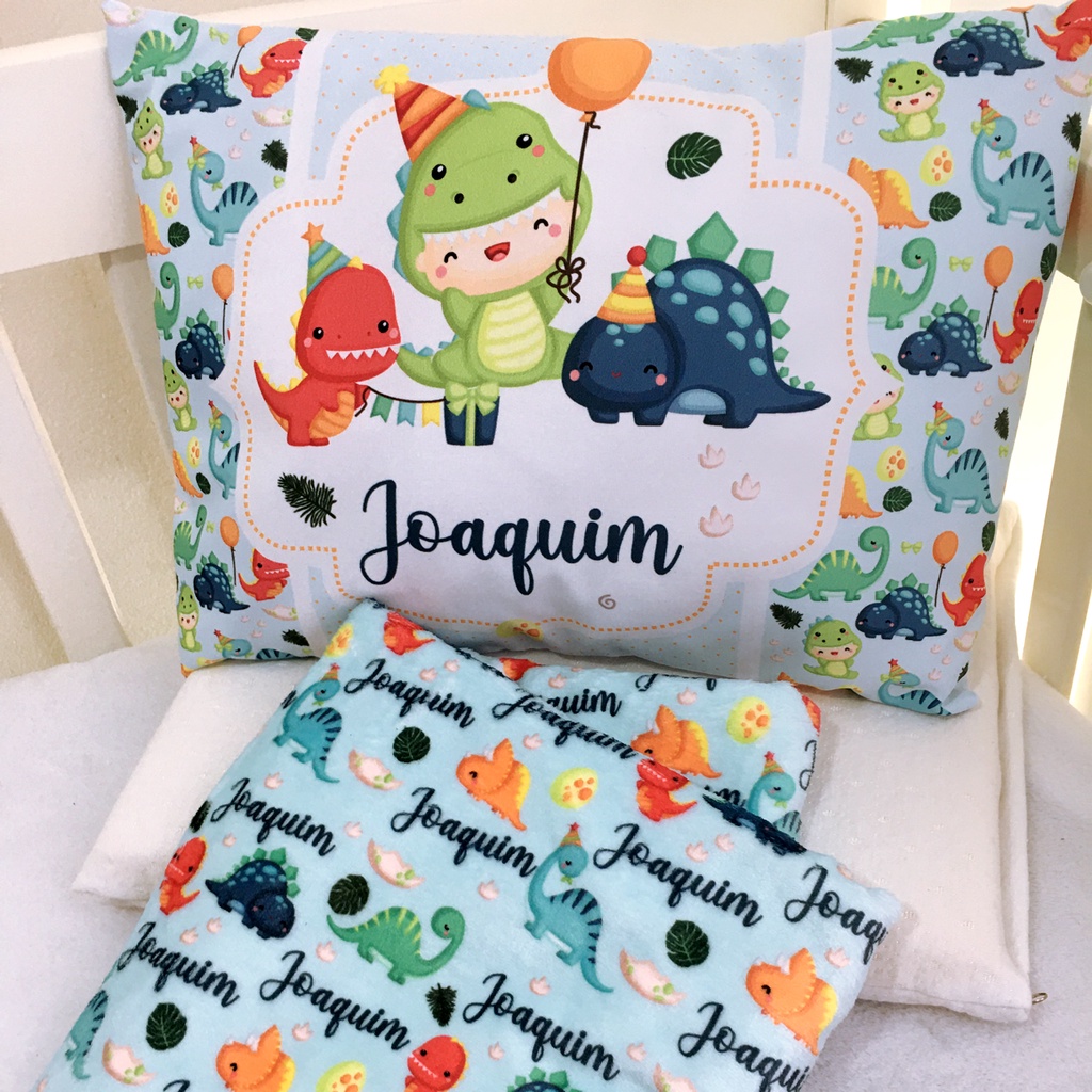Kit Manta Bebê + Travesseiro Dino Cute Personalizado Nome da sua escolha Mantinha Dinossauro Menino