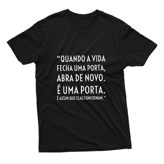 Camiseta Unissex Estampa Frase Quando A Vida Fecha Uma Porta 100% Algodão Várias Cores Envio Rápido